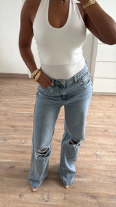 Jean large troué